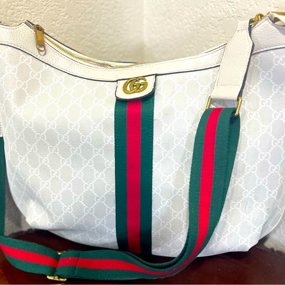 Gucci Handbags - Gucci Hobo Crossbody, like new no stains or blemishes